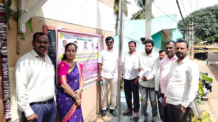 ಹೊಸಕೋಟೆ ತಾಲ್ಲೂಕಿನ ನಂದಗುಡಿ ಹೋಬಳಿಯ ತಾವರೆಕೆರೆ ಗ್ರಾಮದಲ್ಲಿ ಇ–ಪೌತಿ ಖಾತೆ ಆಂದೋಲನಕ್ಕೆ ಪಂಚಾಯಿತಿ ಅಧ್ಯಕ್ಷೆ ಪ್ರಿಯಾಂಕ ರಮೇಶ್ ಚಾಲನೆ ನೀಡಿದರು