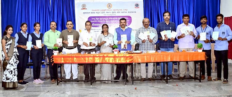 ಕುರುಗೋಡಿನ ಸರ್ಕಾರಿ ಪ್ರಥಮ ದರ್ಜೆ ಕಾಲೇಜಿನಲ್ಲಿ ಸಿಂಡಿಕೇಟ್ ಸದಸ್ಯ ಅಮರೇಶ್ ನುಗಡೋಣಿ ಅವರು ಸ್ನಾತಕ ಪದವಿಯ ಪಠ್ಯಪುಸ್ತಕಗಳನ್ನು ಲೋಕಾರ್ಪಣೆ ಮಾಡಿದರು