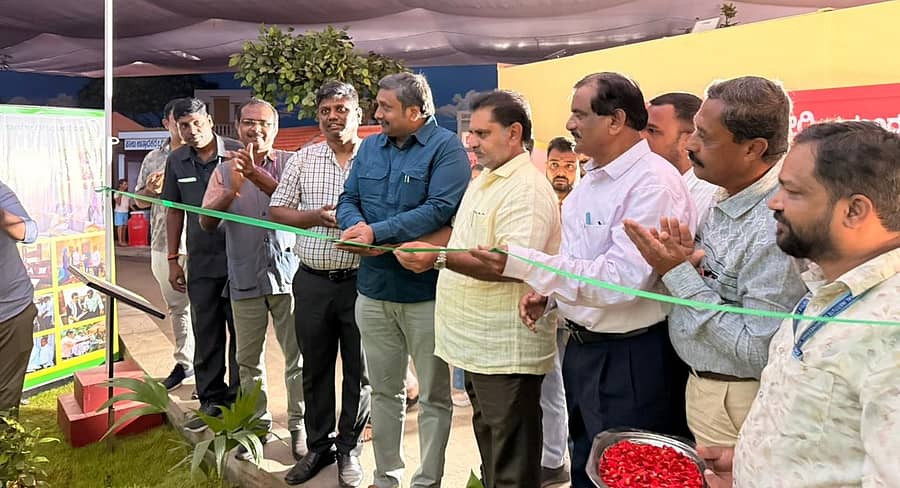 ಮೈಸೂರಿನಲ್ಲಿ ವಸ್ತುಪ್ರದರ್ಶನ ಮೈದಾನದಲ್ಲಿ ಗ್ರಾಮೀಣಾಭಿವೃದ್ಧಿ ಹಾಗೂ ಪಂಚಾಯತ್ ರಾಜ್ ಕಾರ್ಯ ಯೋಜನೆಗಳ ಪ್ರಾತ್ಯಕ್ಷಿಕೆಯಲ್ಲಿ ರಾಜ್ಯ ಜೈವಿಕ ಇಂಧನ ಅಭಿವೃದ್ಧಿ ಮಂಡಳಿಯು ನಿರ್ಮಿಸಿರುವ  ‘ಜೈವಿಕ ಇಂಧನ ಮಳಿಗೆ’ ಯನ್ನು ಮಂಡಳಿಯ ಅಧ್ಯಕ್ಷ ಎಸ್.ಈ. ಸುಧೀಂದ್ರ ಉದ್ಘಾಟಿಸಿದರು