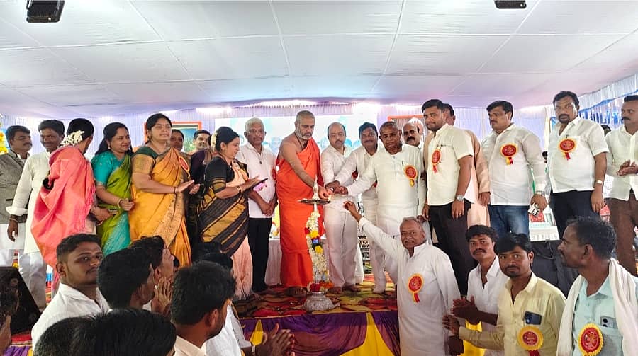 ಶಿರಹಟ್ಟಿ ತಾಲ್ಲೂಕಿನ ಕಡಕೋಳ ಗ್ರಾಮದಲ್ಲಿ ನಡೆದ ಸಂಗೊಳ್ಳಿ ರಾಯಣ್ಣ ಮೂರ್ತಿ ಅನಾವರಣ ಕಾರ್ಯಕ್ರಮವನ್ನು ವಿಧಾನ ಪರಿಷತ್ ಸದಸ್ಯ ಡಾ. ಯತೀಂದ್ರ ಸಿದ್ದರಾಮಯ್ಯ ಉದ್ಘಾಟಿಸಿದರು