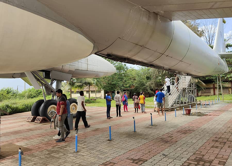 ಕಾರವಾರದಲ್ಲಿರುವ ಟುಪಲೇವ್ ಯುದ್ಧವಿಮಾನ ವಸ್ತುಸಂಗ್ರಹಾಲಯ ವೀಕ್ಷಿಸಲು ಕಾದಿದ್ದ ಪ್ರವಾಸಿಗರು.