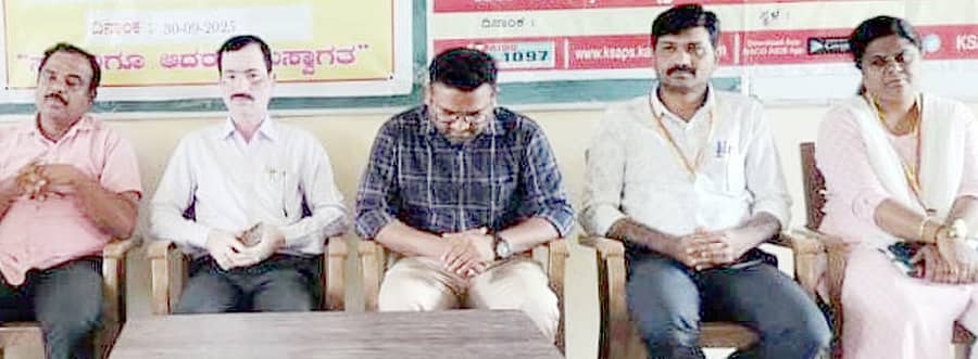 ಬ್ಯಾಡಗಿ ಸರ್ಕಾರಿ ಪ್ರಥಮ ದರ್ಜೆ ಕಾಲೇಜಿನಲ್ಲಿ ಆರೋಗ್ಯ ಇಲಾಖೆ ಹಮ್ಮಿಕೊಂಡಿದ್ದ ಕ್ಷಯರೋಗ ಮುಕ್ತ ಭಾರತ ಕಾರ್ಯಕ್ರಮದಲ್ಲಿ ಆರೋಗ್ಯ ಇಲಾಖೆಯ ಸಿಬ್ಬಂದಿ ವಿದ್ಯಾರ್ಥಿಗಳಲ್ಲಿ ಜಾಗೃತಿ ಮೂಡಿಸಿದರು.