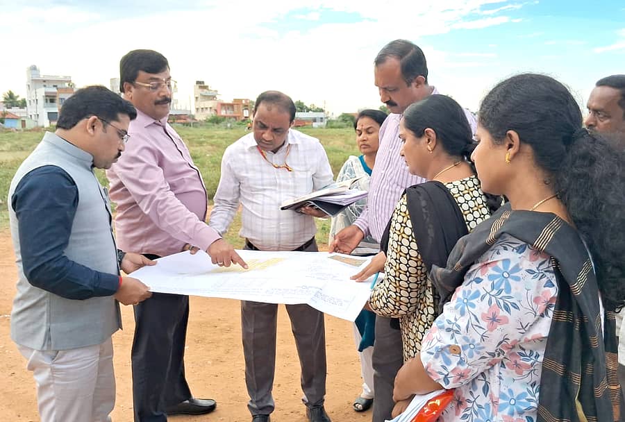 ಮಳವಳ್ಳಿ ಪಟ್ಟಣದ ಶಾಂತಿ ಕಾಲೇಜು ಮುಂಭಾಗದ ಪುರಸಭೆಯ 33 ಎಕರೆ ಪ್ರದೇಶದಲ್ಲಿ ನಿವೇಶನಗಳ ಅಭಿವೃದ್ಧಿ ಸಂಬಂಧ ಶಾಸಕ ಪಿ.ಎಂ.ನರೇಂದ್ರಸ್ವಾಮಿ ಅವರು ರಾಜೀವ್ ಗಾಂಧಿ ವಸತಿ ನಿಗಮದ ವ್ಯವಸ್ಥಾಪಕ ನಿರ್ದೇಶಕ ಪರಶುರಾಮ ಶಿನ್ನಾಳಕರ್ ಅವರೊಂದಿಗೆ ಚರ್ಚಿಸಿದರು