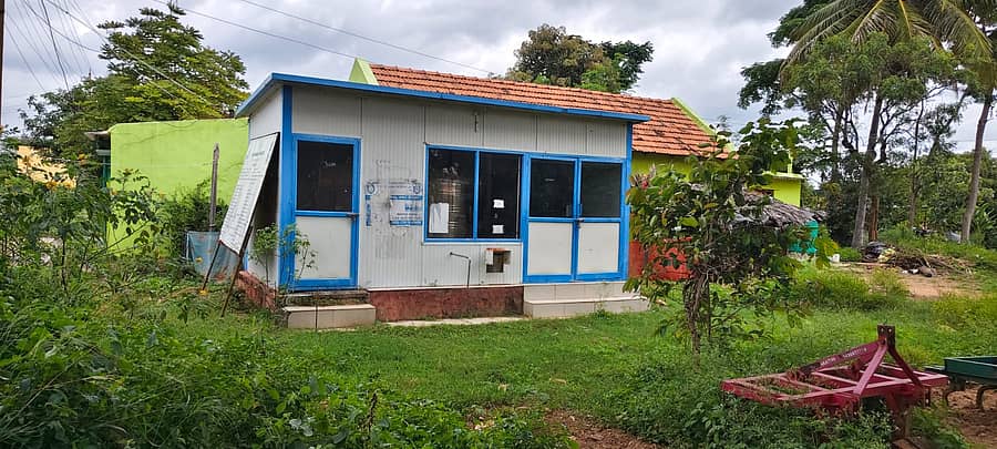 ದುರಸ್ತಿಗೆ ಕಾದಿರುವ ಹಾರೋಹಳ್ಳಿ ತಾಲ್ಲೂಕಿನ ತೋಕಸಂದ್ರ ಗ್ರಾಮ ಪಂಚಾಯಿತಿ ವ್ಯಾಪ್ತಿಯ ಬಳಗೆರೆ ಗ್ರಾಮದ ಶುದ್ಧ ನೀರಿನ ಘಟಕ