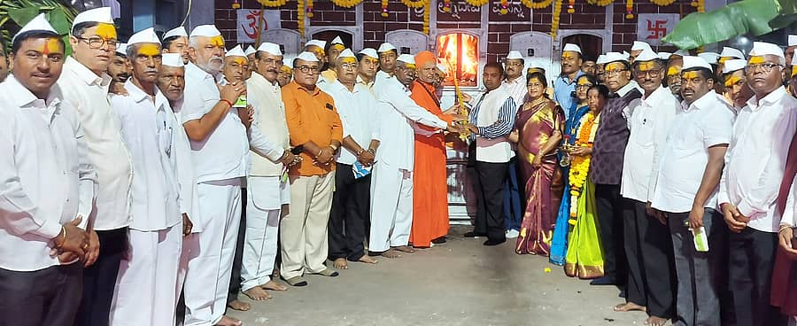 ನಿಪ್ಪಾಣಿಯ ಶ್ರೀ ಹಾಲಸಿದ್ಧನಾಥ ಸಹಕಾರ ಸಕ್ಕರೆ ಕಾರ್ಖಾನೆಯ 2025-26ನೇ ಸಾಲಿನ ಹಬೆಜನಕದ ಅಗ್ನಿಪ್ರದಿಪನವನ್ನು ನಿಡಸೋಸಿಯ ಸಿದ್ಧಸಂಸ್ಥಾನಮಠದ ಪಂಚಮ ಶಿವಲಿಂಗೇಶ್ವರ ಸ್ವಾಮೀಜಿ ನೆರವೇರಿಸಿದರು. ಶಾಸಕಿ ಶಶಿಕಲಾ ಜೊಲ್ಲೆ, ಮಾಜಿ ಸಂಸದ ಅಣ್ಣಾಸಾಹೇಬ ಜೊಲ್ಲೆ ಜತೆಗಿದ್ದರು