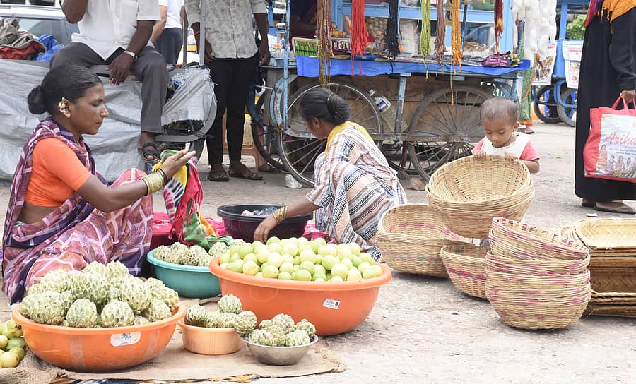 ಯಾದಗಿರಿ ನಗರದ ಹಳೇ ಬಸ್ ನಿಲ್ದಾಣ ಸಮೀಪದಲ್ಲಿ ಸೀತಾಫಲ ಹಣ್ಣು ಮಾರಾಟದಲ್ಲಿ ನಿರತವಾಗಿದ್ದ ಮಹಿಳೆ   ಪ್ರಜಾವಾಣಿ ಚಿತ್ರ: ರಾಜಕುಮಾರ ನಳ್ಳಿಕರ