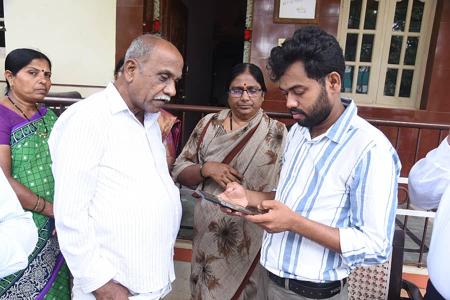 ಹಾವೇರಿಯ ಮನೆಯೊಂದರಲ್ಲಿ ಸಮೀಕ್ಷಕರೊಬ್ಬರು ಕುಟುಂಬದ ಸದಸ್ಯರ ವಿವರ ಪಡೆದರು