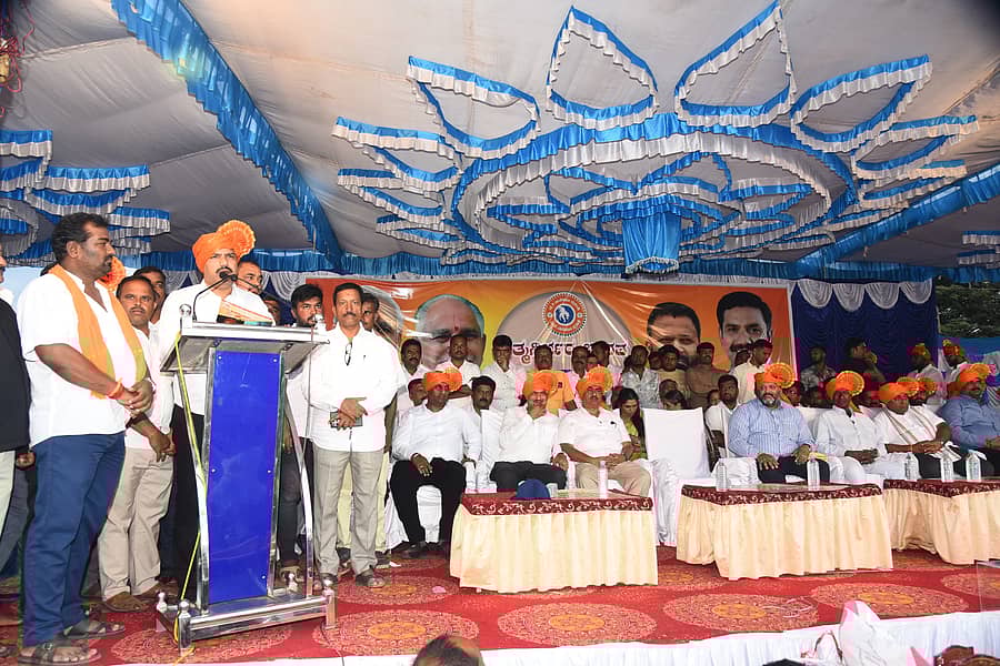 ನಂಜನಗೂಡಿನ  ಶ್ರೀಕಂಠೇಶ್ವರ ದೇವಾಲಯದ ಆವರಣದಲ್ಲಿ  ಭಾನುವಾರ ಪ್ರಧಾನಿ ನರೇಂದ್ರ ಮೋದಿ ಅವರ ಹುಟ್ಟುಹಬ್ಬದ ಅಂಗವಾಗಿ ಏರ್ಪಡಿಸಲಾಗಿದ್ದ ಕುಸ್ತಿ  ಪಂದ್ಯಾವಳಿಗೆ ಬಿ.ವೈ.ವಿಜೇಂದ್ರ ಚಾಲನೆ ನೀಡಿದರು.