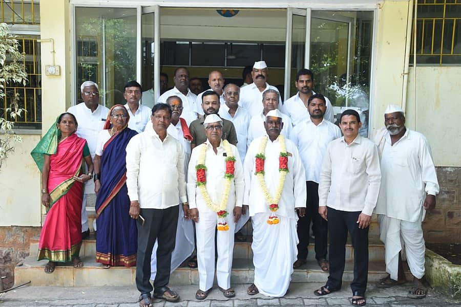 ಗೋಕಾಕ ಸಮೀಪದ ಘಟಪ್ರಭಾ ಸಹಕಾರ ಸಕ್ಕರೆ ಕಾರ್ಖಾನೆ ಆಡಳಿತ ಮಂಡಳಿಗೆ ಶನಿವಾರ ಅಧ್ಯಕ್ಷರಾಗಿ ಆಯ್ಕೆಗೊಂಡ ಶಿದ್ಲಿಂಗಪ್ಪ ಸಿದ್ದಪ್ಪ ಕಂಬಳಿ ಮತ್ತು ಉಪಾಧ್ಯಕ್ಷರಾಗಿ ಆಯ್ಕೆಗೊಂಡ ಮಲ್ಲಿಕಾರ್ಜುನ ಭೀಮಪ್ಪ ಕಬ್ಬೂರ ಅವರನ್ನು ಆಡಳಿತ ಮಂಡಳದಿಂದ ಅಭಿನಂದಿಸಲಾಯಿತು