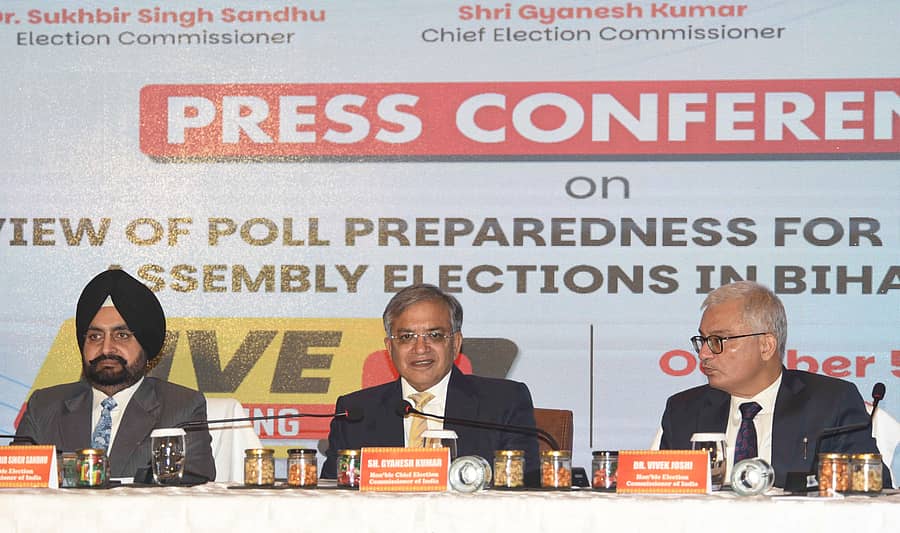<div class="paragraphs"><p>ಬಿಹಾರ ರಾಜಧಾನಿ ಪಟ್ನಾದಲ್ಲಿ ಭಾನುವಾರ ನಡೆದ ಸುದ್ದಿಗೋಷ್ಠಿಯಲ್ಲಿ ಮುಖ್ಯ ಚುನಾವಣಾ ಆಯುಕ್ತ ಜ್ಞಾನೇಶ್‌ ಕುಮಾರ್‌ (ಮಧ್ಯದಲ್ಲಿ ಇರುವವರು) ಮಾತನಾಡಿದರು. ಚುನಾವಣಾ ಆಯುಕ್ತರಾದ ಸುಖಬೀರ್‌ ಸಿಂಗ್‌ ಸಂಧು ಹಾಗೂ ಡಾ.ವಿವೇಕ ಜೋಶಿ ಇದ್ದರು </p></div>