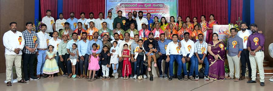 ಬನಹಟ್ಟಿಯ ಎಸ್ ಟಿ ಸಿ ಕಾಲೇಜಿನಲ್ಲಿ 2006-09ರ ವರೆಗೆ ವಾಣಿಜ್ಯ ವಿಭಾಗದ ವಿದ್ಯಾರ್ಥಿಗಳು ಹಮ್ಮಿಕೊಂಡಿದ್ದ ಗುರು ವಂದನಾ ಮತ್ತು ಸ್ನೇಹಸಂಗಮ ಕಾರ್ಯಕ್ರಮದಲ್ಲಿ ವಿದ್ಯಾರ್ಥಿಗಳು ಗುರುಗಳನ್ನು ಸನ್ಮಾನಿಸಿದರು