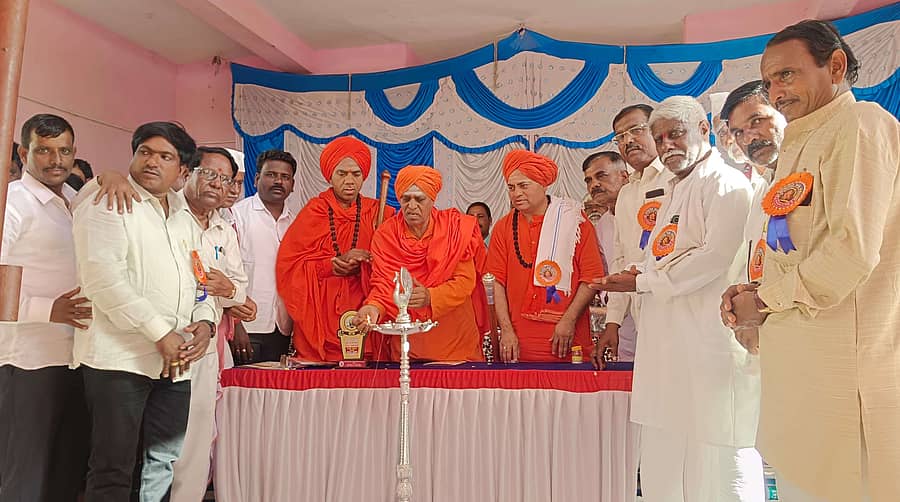 ಯಲಬುರ್ಗಾ ತಾಲ್ಲೂಕು ಜಿ.ವೀರಾಪೂರ ಗ್ರಾಮದಲ್ಲಿ ಆಯೋಜಿಸಿದ್ದ ದೇವಿಪುರಾಣ ಮುಕ್ತಾಯ ಕಾರ್ಯಕ್ರಮದಲ್ಲಿ ವಿವಿಧ ಮಠಾಧೀಶರ ನೇತೃತ್ವದಲ್ಲಿ ಕಾರ್ಯಕ್ರಮಕ್ಕೆ ಚಾಲನೆ ನೀಡಲಾಯಿತು