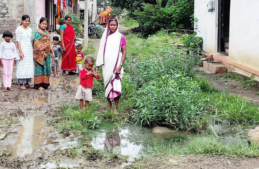ಕಮಲನಗರ ತಾಲ್ಲೂಕಿನ ತೊರಣಾವಾಡಿ ಗ್ರಾಮದಲ್ಲಿ ಸಿ.ಸಿ ರಸ್ತೆ, ಚರಂಡಿ ವ್ಯವಸ್ಥೆ ಇಲ್ಲದ ಕಾರಣ ಕೊಳಚೆ ನೀರಿನಲ್ಲಿ ಜನ ಸಂಚರಿ ಸುತ್ತಿರುವುದು