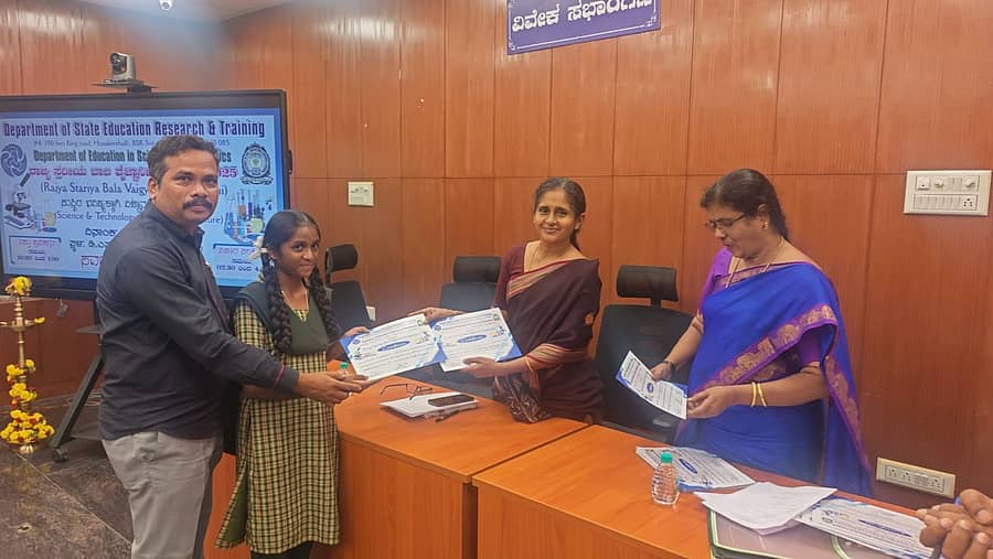 ಹಾರೋಹಳ್ಳಿ ತಾಲೂಕಿನ ಬನವಾಸಿ ಸರಕಾರಿ ಶಾಲೆಯ ವಿದ್ಯಾರ್ಥಿಗಳಿಗೆ ಬಿಇ ಒ ಅಭಿನಂದನೆ ಸಲ್ಲಿಸಿದರು