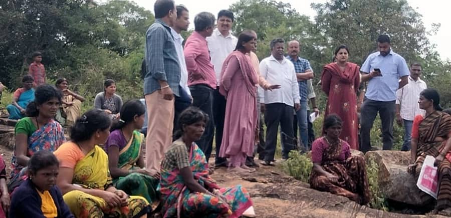 ಚಾಮರಾಜನಗರ ಜಿಲ್ಲೆ ಯಳಂದೂರು ತಾಲ್ಲೂಕಿನ ಪುರಾಣಿಪೋಡು ಗ್ರಾಮಕ್ಕೆ ತಹಶೀಲ್ದಾರ್ ಎಸ್.ಎನ್. ನಯನಾ ಭೇಟಿ ನೀಡಿ ಸಮೀಕ್ಷೆಗೆ ಎದುರಾಗಿರುವ ತಾಂತ್ರಿಕ ಸಮಸ್ಯೆಗಳನ್ನು ಪರಿಶೀಲಿಸಿದರು