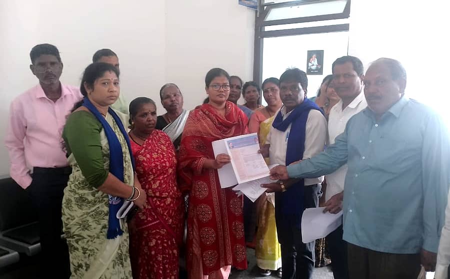 ನರಸಿಂಹರಾಜಪುರ ತಾಲ್ಲೂಕು ಬಾಳೆಕೊಪ್ಪ ಗ್ರಾಮದಲ್ಲಿ ಪರಿಶಿಷ್ಟ ಜಾತಿಯವರಿಗೆ ಮಂಜೂರಾಗಿರುವ ಜಮೀನಿನ ಸ್ವಾಧೀನಾನುಭವ ಕೊಡಿಸುವಂತೆ ವಾರಸುದಾರರು ಶನಿವಾರ ತಹಶೀಲ್ದಾರ್ ನೂರುಲ್ ಹುದಾ ಅವರಿಗೆ ಮನವಿ ಸಲ್ಲಿಸಿದರು