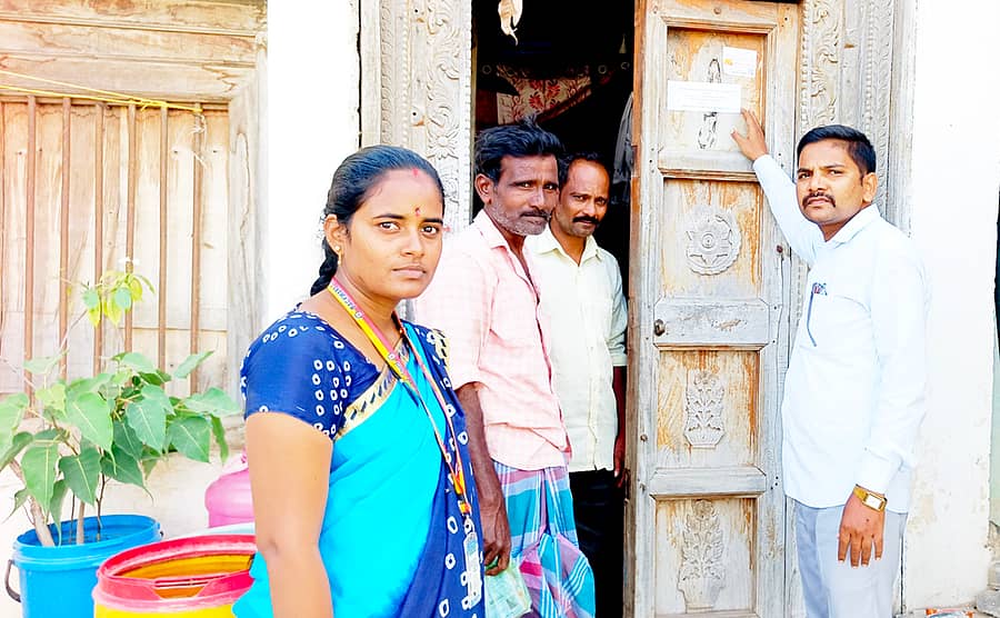 ನರೇಗಲ್‌ ಪಟ್ಟಣದ ಒಂದನೇ ವಾರ್ಡ್‌ನ ಕೋಚಲಾಪುರ ಗ್ರಾಮದಲ್ಲಿ ಸಮೀಕ್ಷೆ ವೇಳೆ ಸರ್ಕಾರಿ ಶಾಲೆಗೆ ಮಕ್ಕಳನ್ನು ಸೇರಿಸಿ ಎಂದು ಸ್ಟಿಕ್ಕರ್‌ ಅಂಟಿಸಿದ ಶಿಕ್ಷಕ ವಿಜಯಕುಮಾರ್‌ ಡಿ.ಆರ್.