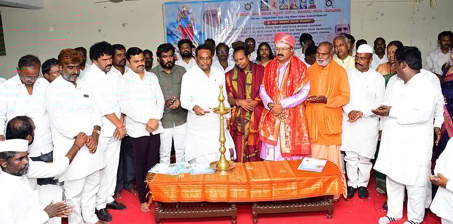 ಕಲಬುರಗಿಯಲ್ಲಿ ಕರ್ನಾಟಕ ರಾಜ್ಯ ಕೋಲಿ ಕಬ್ಬಲಿಗ ಎಸ್.ಟಿ. ಹೋರಾಟ ಸಮಿತಿ ಹಮ್ಮಿಕೊಂಡಿದ್ದ ಪೂರ್ವಭಾವಿ ಸಿದ್ಧತಾ ಸಭೆಯನ್ನು ವಿಧಾನ ಪರಿಷತ್‌ ಸದಸ್ಯ ತಿಪ್ಪಣ್ಣಪ್ಪ ಕಮಕನೂರ ಉದ್ಘಾಟಿಸಿದರು. ಶಿವಕುಮಾರ ನಾಟೀಕಾರ, ಮಲ್ಲಣ್ಣಪ್ಪ ಸ್ವಾಮೀಜಿ, ಲಚ್ಚಪ್ಪ ಜಮಾದಾರ, ಲಲಿತಾ ಅನಪುರ ಇತರರು ಭಾಗವಹಿಸಿದ್ದರು