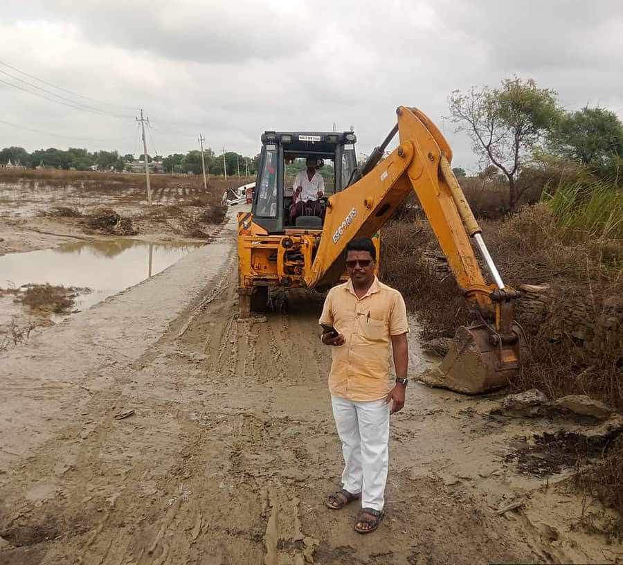 ಕಲಬುರಗಿ ತಾಲ್ಲೂಕಿನ ಫಿರೋಜಾಬಾದ್ ಗ್ರಾಮದ ರಸ್ತೆಯಲ್ಲಿ ತುಂಬಿದ್ದ ಕೆಸರನ್ನು ಯಂತ್ರದ ಮೂಲಕ ಭಾನುವಾರ ತೆರವುಗೊಳಿಸಲಾಯಿತು