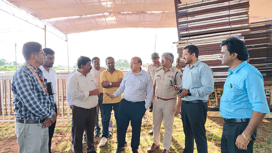 ಕೊಪ್ಪಳದಲ್ಲಿ ಭಾನುವಾರ ಅಧಿಕಾರಿಗಳು ಸಿದ್ಧತಾ ಕಾರ್ಯಗಳನ್ನು ಪರಿಶೀಲಿಸಿದರು