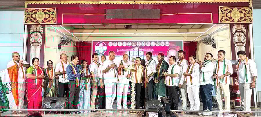 ಪುತ್ತೂರಿನ ಬ್ರಹ್ಮಶ್ರೀ ನಾರಾಯಣ ಗುರುಸ್ವಾಮಿ ಸಭಾ ಭವನದಲ್ಲಿ ಭಾನುವಾರ ನಡೆದ ಬಿಎಲ್ಎಗಳ ತರಬೇತಿ ಕಾರ್ಯಾಗಾರವನ್ನು ಕಾಂಗ್ರೆಸ್‌ನ ಜಿಲ್ಲಾ ಘಟಕದ ಅಧ್ಯಕ್ಷ ಹರೀಶ್‌ಕುಮಾರ್ ಉದ್ಘಾಟಿಸಿದರು