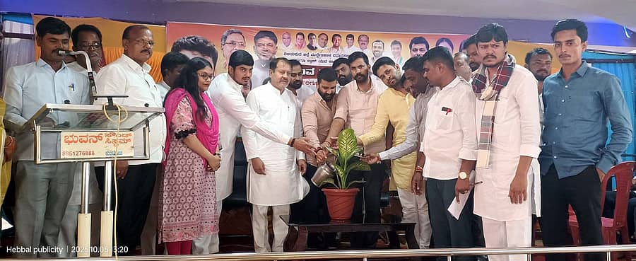 ಮುದ್ದೇಬಿಹಾಳ ಪಟ್ಟಣದ ಹೇಮರೆಡ್ಡಿ ಮಲ್ಲಮ್ಮ ಕಲ್ಯಾಣ ಮಂಟಪದ ಸಭಾಭವನದಲ್ಲಿ ಭಾನುವಾರ ಯುವ ಕಾಂಗ್ರೆಸ್ ಘಟಕದಿಂದ ಯುವ ಸಮ್ಮೇಳನ ಸಮಾವೇಶಕ್ಕೆ ಶಾಸಕ ಸಿ.ಎಸ್.ನಾಡಗೌಡ, ಪಕ್ಷದ ಯುವ ಘಟಕದ ರಾಜ್ಯಾಧ್ಯಕ್ಷ ಮಂಜುನಾಥ ಎಚ್.ಎಸ್ ಚಾಲನೆ ನೀಡಿದರು.