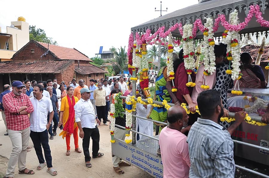 <div class="paragraphs"><p>ಸಾಹಿತಿ ಮೊಗಳ್ಳಿ ಗಣೇಶ್‌ ಅವರ ಪಾರ್ಥಿವ ಶರೀರದ ಮೆರವಣಿಗೆ ಮದ್ದೂರು ತಾಲ್ಲೂಕಿನ ಮಾದನಾಯಕನಹಳ್ಳಿಯಲ್ಲಿ ಭಾನುವಾರ ಸಂಜೆ ನಡೆಯಿತು </p></div>