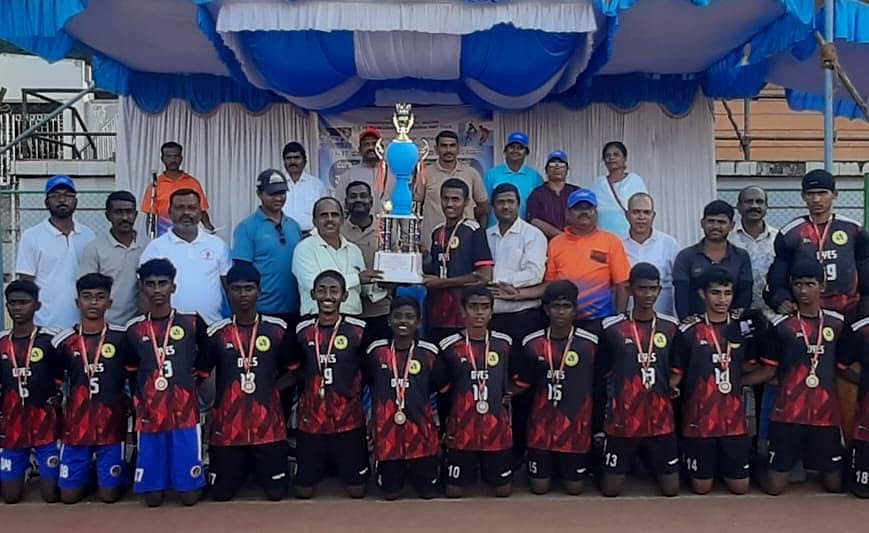 ಧಾರವಾಡದಲ್ಲಿ ನಡೆದ ಹಾಕಿ ಕ್ರೀಡಾಕೂಟದಲ್ಲಿ ಬಾಲಕರ ವಿಭಾಗದಲ್ಲಿ (17 ವರ್ಷ ವಯೋಮಿತಿ) ಪ್ರಥಮ ಸ್ಥಾನ ಪಡೆದ ಧಾರವಾಡದ ಯೂನಿವರ್ಸಿಟಿ ಪಬ್ಲಿಕ್ ಶಾಲೆ ತಂಡ