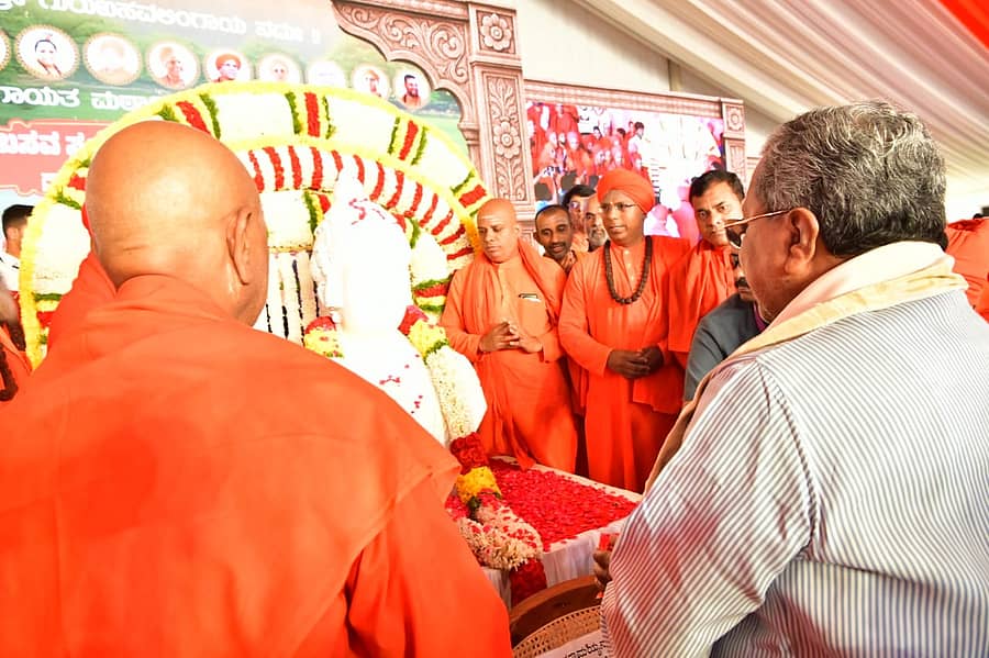 <div class="paragraphs"><p>ಬಸವಣ್ಣನ ಪ್ರತಿಮೆಗೆ&nbsp;ಮುಖ್ಯಮಂತ್ರಿ ಸಿದ್ದರಾಮಯ್ಯ ಅವರು&nbsp;ಪುಷ್ಪಾರ್ಚನೆ ಮಾಡಿದರು</p></div>
