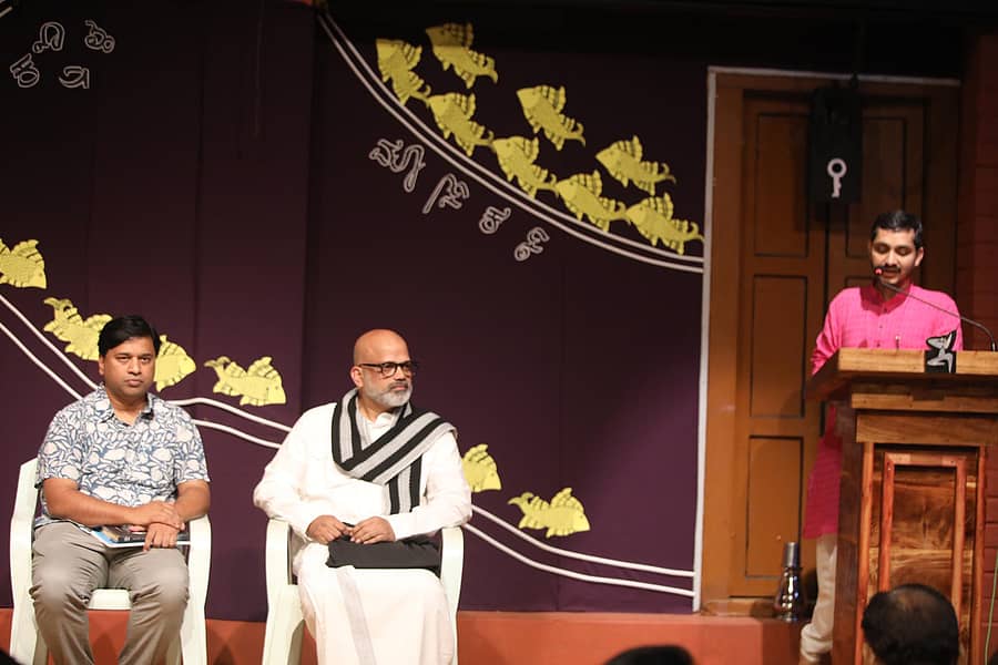 ಸಾಗರ ಸಮೀಪದ ಹೆಗ್ಗೋಡಿನಲ್ಲಿ ‘ಕಲೆಗಳ ಸಂಗಡ ಮಾತುಕತೆ’ ಕಾರ್ಯಕ್ರಮದ ಅಂಗವಾಗಿ ಭಾನುವಾರ ನಡೆದ ಗೋಷ್ಠಿಯಲ್ಲಿ ವಿಕ್ರಮ್ ವಿಸಾಜಿ, ನಿತ್ಯಾನಂದ ಶೆಟ್ಟಿ ಪಾಲ್ಗೊಂಡಿದ್ದರು