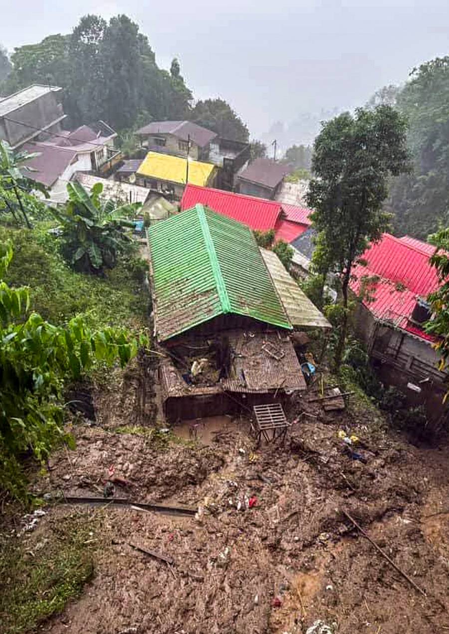 <div class="paragraphs"><p>ಡಾರ್ಜಲಿಂಗ್‌ನಲ್ಲಿ ಸಂಭವಿಸಿದ ಭೂಕುಸಿತದಿಂದಾಗಿ ಮನೆಗಳಿಗೆ ಹಾನಿಯಾಗಿದೆ</p></div>