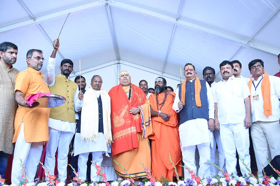ಚಿಕ್ಕಬಳ್ಳಾಪುರ ತಾಲ್ಲೂಕಿನ ಕವರನಹಳ್ಳಿಯಲ್ಲಿ ಹರಿಕೃಷ್ಣ ಫೌಂಡೇಶನ್ ಹಮ್ಮಿಕೊಂಡಿದ್ದ ಗೋದಾನ ಕಾರ್ಯಕ್ರಮದಲ್ಲಿ ಧರ್ಮ ರಕ್ಷಣೆಗಾಗಿ ಕೆ.ಎಸ್.ಈಶ್ವರಪ್ಪ, ಬಸನಗೌಡ ಪಾಟೀಲ ಯತ್ನಾಳ ಹಾಗೂ ಹರೀಶ್ ರೆಡ್ಡಿ ಅವರಿಗೆ ಕತ್ತಿ ನೀಡಲಾಯಿತು