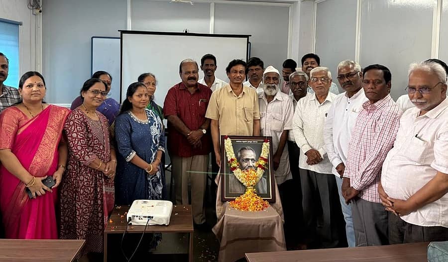 ಬೆಳಗಾವಿಯಲ್ಲಿ ಭಾನುವಾರ ಆಯೋಜಿಸಿದ್ದ ಬಸವರಾಜ ಕಟ್ಟೀಮನಿ ಜನ್ಮ ದಿನಾಚರಣೆಯಲ್ಲಿ ಗಣ್ಯರು ಪುಷ್ಪನಮನ ಸಲ್ಲಿಸಿದರು