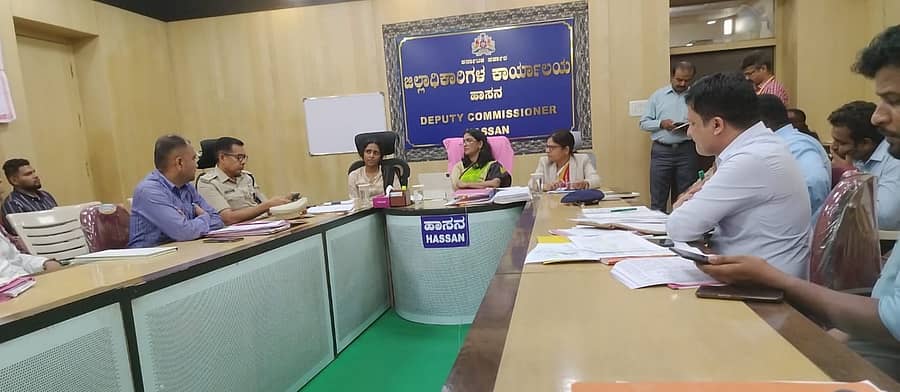 ಹಾಸನದ ಜಿಲ್ಲಾಧಿಕಾರಿ ಕಚೇರಿ ಸಭಾಂಗಣದಲ್ಲಿ ನಡೆದ ಜಿಲ್ಲಾ ಮಟ್ಟದ ನಾರ್ಕೊ ಸಮಿತಿ ಸಭೆಯಲ್ಲಿ ಜಿಲ್ಲಾಧಿಕಾರಿ ಕೆ.ಎಸ್. ಲತಾಕುಮಾರಿ ಮಾತನಾಡಿದರು