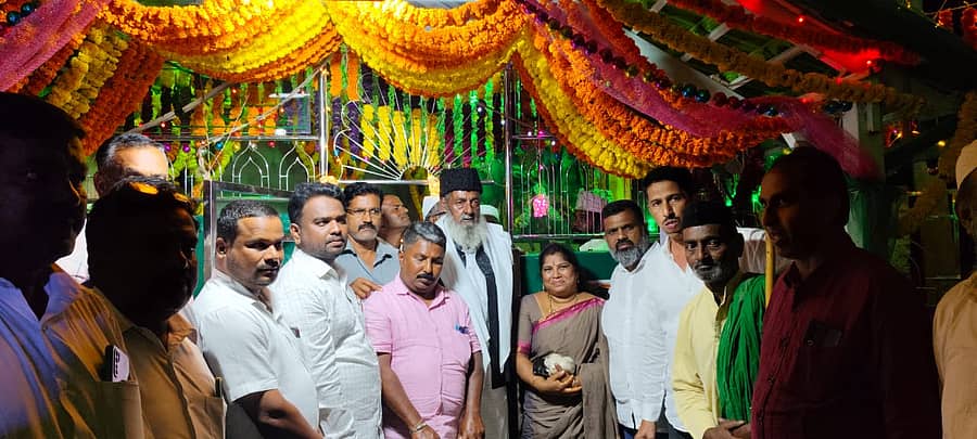 ಕೊಳ್ಳೇಗಾಲ ಇಲ್ಲಿನ ನೂರ್ ಮೊಹಲ್ಲಾ ಬಡಾವಣೆಯಲ್ಲಿ ಗೌಸುಲ್ ಅಜೀಮ್ ದಸ್ತಗಿರ್ ಸ್ಮರಣಾರ್ಥ ಗಂಧೋತ್ಸವವನ್ನು ವಿಜೃಂಭಣೆಯಿಂದ ಆಚರಿಸಿದರು 