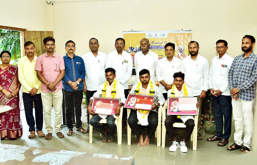 ಬಸವಕಲ್ಯಾಣದ ಶ್ರೀ ಬಸವೇಶ್ವರ ಕೈಗಾರಿಕಾ ತರಬೇತಿ ಸಂಸ್ಥೆಯಲ್ಲಿ ಭಾನುವಾರ ನಡೆದ ದ್ವಿತೀಯ ವರ್ಷದವರ ದೀಕ್ಷಾಂತ ಕಾರ್ಯಕ್ರಮದಲ್ಲಿ ಹೆಚ್ಚಿನ ಅಂಕ ಪಡೆದಿರುವ ಪ್ರಶಿಕ್ಷಣಾರ್ಥಿಗಳನ್ನು ಸನ್ಮಾನಿಸಲಾಯಿತು