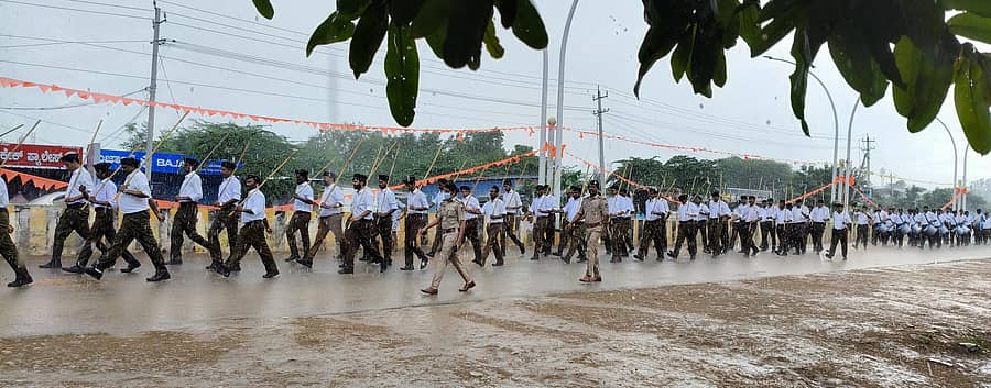 ಹಗರಿಬೊಮ್ಮನಹಳ್ಳಿಯಲ್ಲಿ ರಾಷ್ಟ್ರೀಯ ಸ್ವಯಂ ಸೇವಕ ಸಂಘದ ಗಣವೇಷಧಾರಿಗಳು ಮಳೆಯಲ್ಲಿಯೇ ಪಥಸಂಚಲನ ನಡೆಸಿದರು