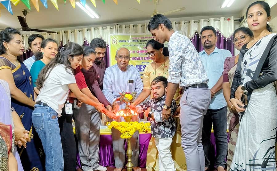 ಶಿವಮೊಗ್ಗ ನಗರದ ಆಚಾರ್ಯ ತುಳಸಿ ರಾಷ್ಟ್ರೀಯ ವಾಣಿಜ್ಯ ಕಾಲೇಜಿನಲ್ಲಿ ಏರ್ಪಡಿಸಿದ್ದ ಆಹಾರ ಮೇಳವನ್ನು ಟಿ.ಆರ್.ಅಶ್ವಥನಾರಾಯಣ ಶೆಟ್ಟಿ ಉದ್ಘಾಟಿಸಿದರು