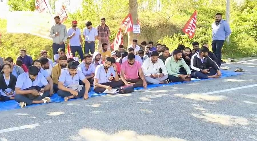 ಹಾಸನದ ಪ್ರಿಕಾಟ್‌ ಕಂಪನಿಯ ಎದುರು ಗುತ್ತಿಗೆ ಕಾರ್ಮಿಕರು ಭಾನುವಾರ ಪ್ರತಿಭಟನೆ ನಡೆಸಿದರು