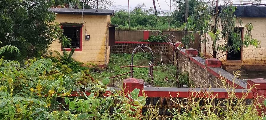 ದನಗಳಿಗೆ ಚಿಕಿತ್ಸೆ ನೀಡಲು ಸಹಾಯಕವಾಗಿರುವ ಖಟ್ಕರ್ ಹಾಳಾಗಿದ್ದು, ಕಟ್ಟಿಗೆಗಳನ್ನು ಅಳವಡಿಸಿರುವುದು