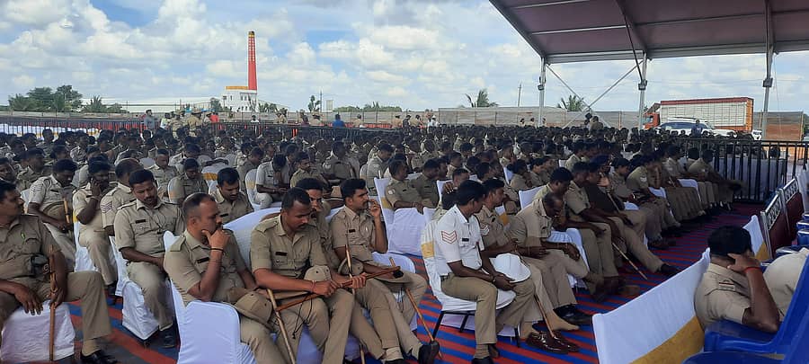 ಚಿನ್ನಸಂದ್ರದ ಬಳಿ ಬಂದೋಬಸ್ತ್‌ಗೆ ಆಗಮಿಸಿರುವ ಪೊಲೀಸರು