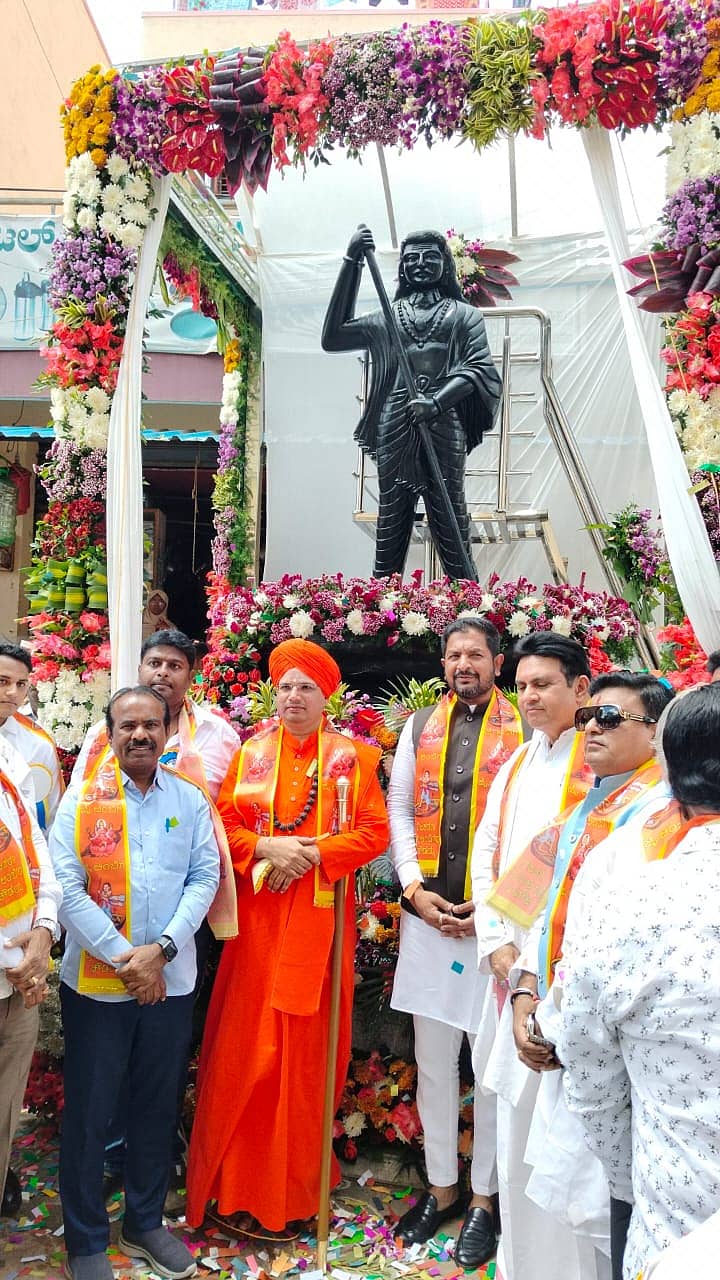 ಹೊಸಕೋಟೆ ನಗರದ ಬೆಸ್ತರಪೇಟೆಯಲ್ಲಿ ನಿಜಶರಣ ಅಂಬಿಗರ ಚೌಡಯ್ಯ ಪ್ರತಿಮೆಯನ್ನು ಅನಾವರಣಗೊಳಿಸಲಾಯಿತು