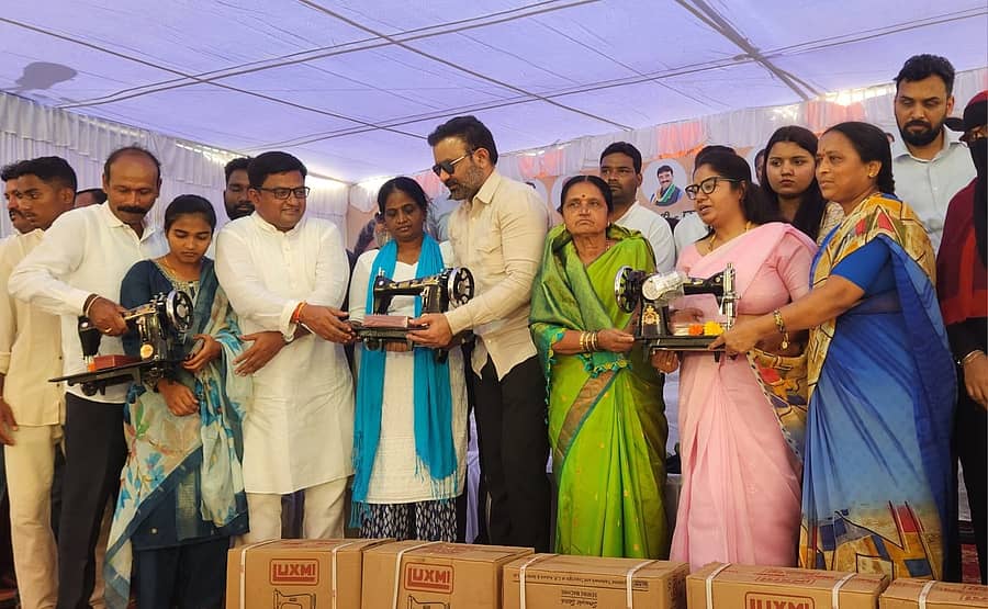 ಹುಬ್ಬಳ್ಳಿಯ 34ನೇ ವಾರ್ಡ್‌ನಲ್ಲಿ ಭಾನುವಾರ ನಡೆದ ಕಾರ್ಯಕ್ರಮದಲ್ಲಿ ಸಚಿವ ಸಂತೋಷ ಲಾಡ್‌ ಅವರು ಫಲಾನುಭವಿಗಳಿಗೆ ಹೊಲಿಗೆಯಂತ್ರ ವಿತರಿಸಿದರು