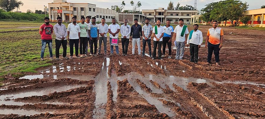 ಮಹಾಲಿಂಗಪುರದ ಗೋಕಾಕ ರಸ್ತೆಯಲ್ಲಿರುವ ಮಹಾತ್ಮಾ ಗಾಂಧಿ ಕ್ರೀಡಾಂಗಣದ ಅವ್ಯವಸ್ಥೆ ಕುರಿತು ಹಮ್ಮಿಕೊಂಡ ಸಭೆಯಲ್ಲಿ ಮಹಾದೇವ ಕಡಬಲ್ಲವರ ಮಾತನಾಡಿದರು