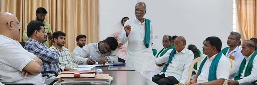 ಚಳ್ಳಕೆರೆಯ ತಾಲ್ಲೂಕು ಕಚೇರಿಯಲ್ಲಿ ಶನಿವಾರ ಆಯೋಜಿಸಿದ್ದ ಮಧ್ಯಂತರ ಬೆಳೆ ಪರಿಹಾರ ಕುರಿತ ಸಭೆಯಲ್ಲಿ ರೈತ ಮುಖಂಡ ರಡ್ಡಿಹಳ್ಳಿ ವೀರಣ್ಣ .