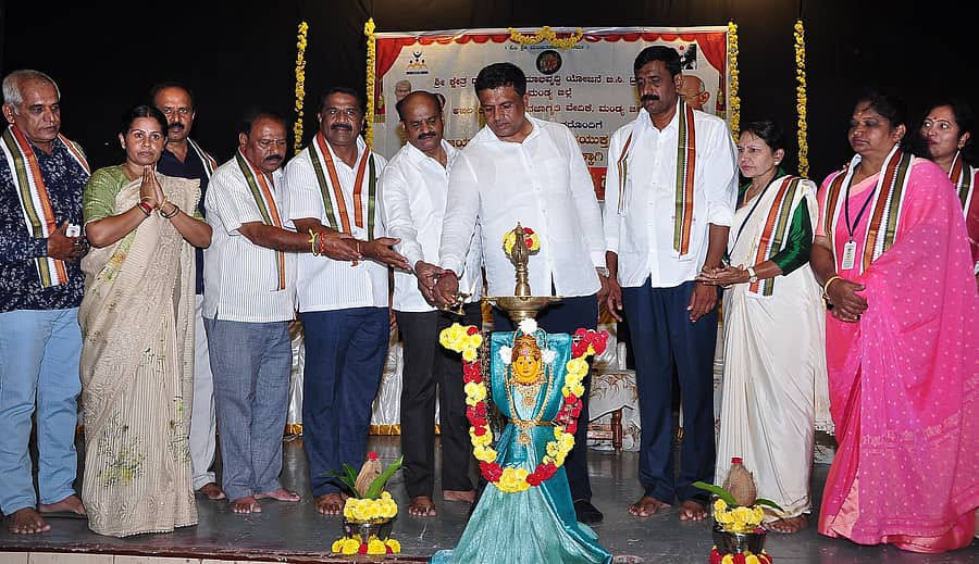 ಮಂಡ್ಯ ನಗರದ ಸ್ವಾಮಿ ವಿವೇಕಾನಂದ ರಂಗಮಂದಿರದಲ್ಲಿ ನಡೆದ ಗಾಂಧಿ ಜಯಂತಿ ಸಂಭ್ರಮಾಚರಣೆಯನ್ನು ಶಾಸಕ ಪಿ.ರವಿಕುಮಾರ್ ಉದ್ಘಾಟಿಸಿದರು