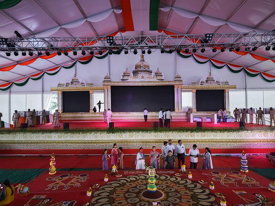 ಕೊಪ್ಪಳದಲ್ಲಿ ಸೋಮವಾರ ಮುಖ್ಯಮಂತ್ರಿ ಸಿದ್ದರಾಮಯ್ಯ ಅವರು ಪಾಲ್ಗೊಳ್ಳಲಿರುವ ಕಾರ್ಯಕ್ರಮದ ವೇದಿಕೆ ಸಿದ್ಧಪಡಿಸಿರುವ ನೋಟ