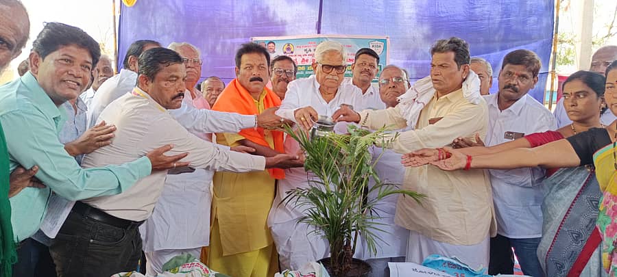 ರೋಣ ಪಟ್ಟಣದ ಎಪಿಎಂಸಿ ಆವರಣದಲ್ಲಿ ಹಿಂಗಾರು ಬಿತ್ತನೆ ಬೀಜ ವಿತರಣಾ ಕಾರ್ಯಕ್ರಮವನ್ನು ಶಾಸಕ ಜಿ.ಎಸ್. ಪಾಟೀಲ ಉದ್ಘಾಟಿಸಿದರು 