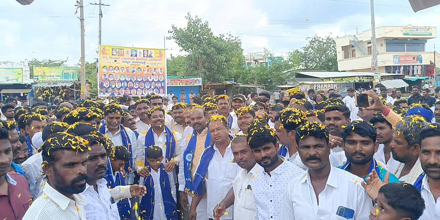 ಕವಿತಾಳದಲ್ಲಿ ಭಾನುವಾರ ನಡೆದ ಅಭಿನಂದನಾ ಸಮಾರಂಭಕ್ಕೆ ಬಂದ ಒಳ ಮೀಸಲು ಹೋರಾಟಗಾರರಿಗೆ ಜೆಸಿಬಿ ಯಂತ್ರದ ಮೂಲಕ ಹೂಮಳೆ ಸುರಿದು ಸ್ವಾಗತಿಸಲಾಯಿತು