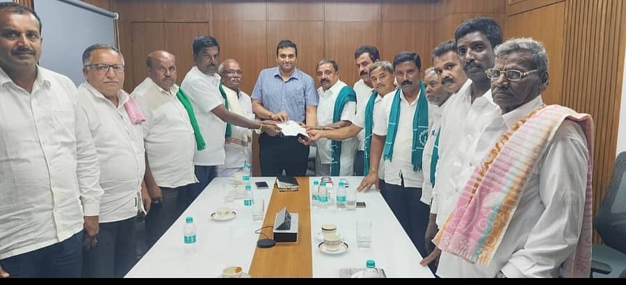 ಹುಣಸೂರು ತಾಲ್ಲೂಕಿನ ತಂಬಾಕು ಬೆಳೆಗಾರರು ಬೆಂಗಳೂರಿನಲ್ಲಿ ತಂಬಾಕು ಮಂಡಳಿ ನಿರ್ದೇಶಕ ಶ್ರೀನಿವಾಸ್‌ ಅವರನ್ನು ಇತ್ತೀಚೆಗೆ ಭೇಟಿ ಮಾಡಿ ಉತ್ತಮ ದರ ದೊರೆಕಿಸುವಂತೆ ಮನವಿ ಮಾಡಿದರು